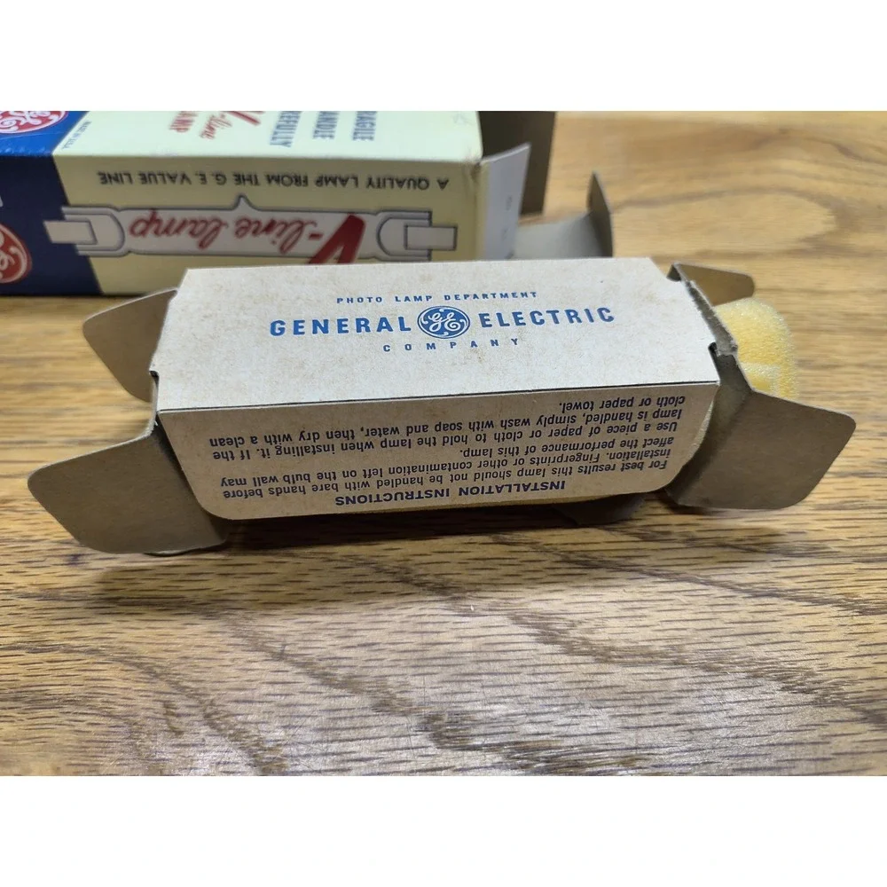 General Electric‎ GE V-Line 120V 650 Watt Projection DWY Light Bulb